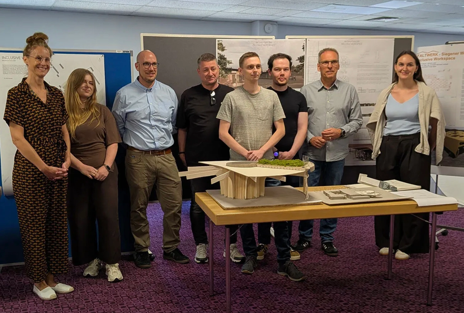 Gruppenfoto der vier Masterstudierenden und Mitarbeitenden der AWO in Deuz